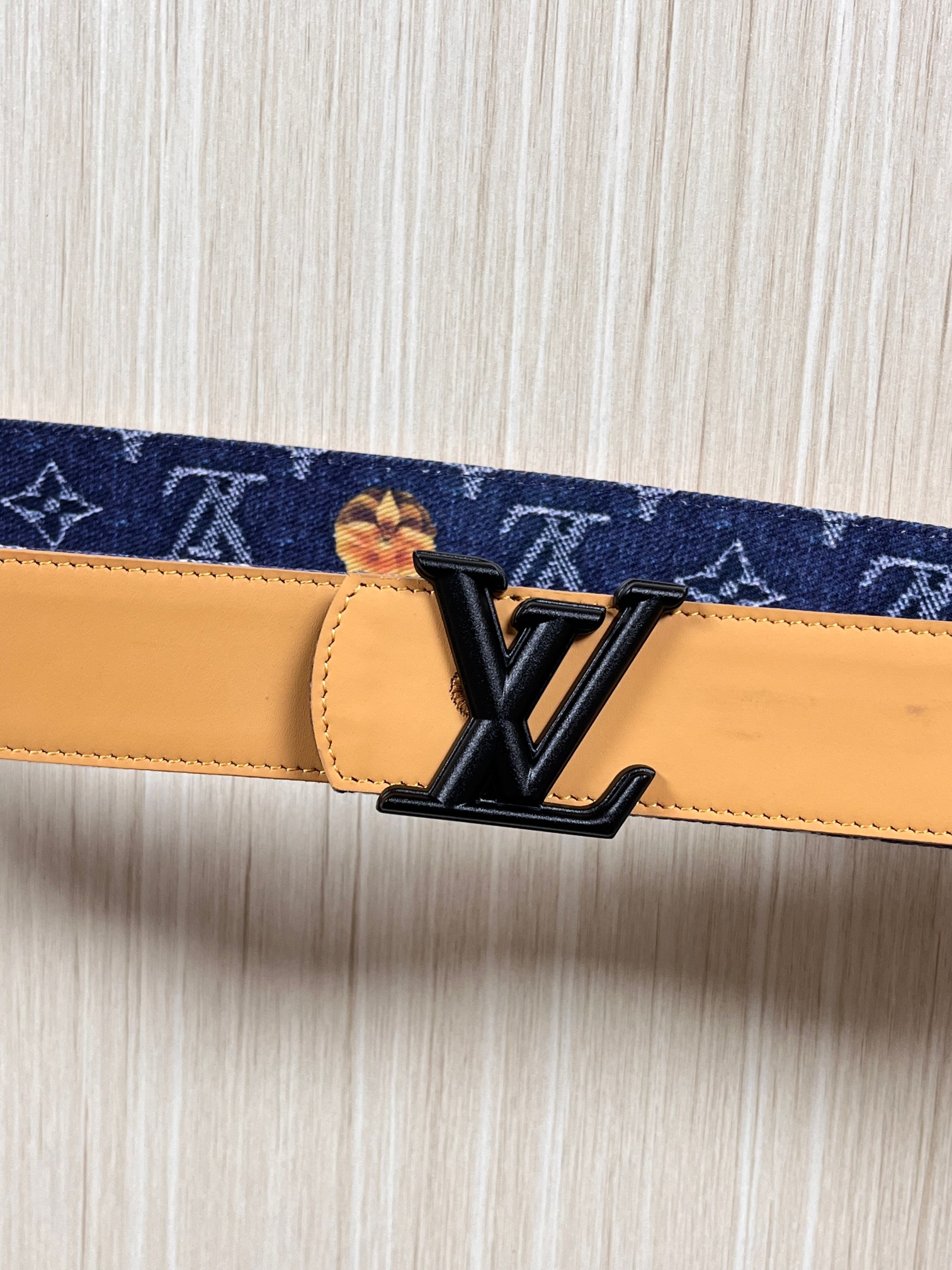 当季新款，正面：牛仔布材质，印有LV经典Monogram老花图案，并点缀彩色花卉印花，复古感拉满- 反面