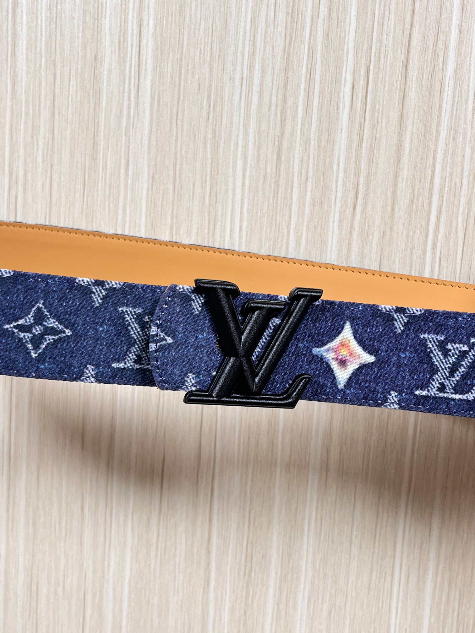 当季新款，正面：牛仔布材质，印有LV经典Monogram老花图案，并点缀彩色花卉印花，复古感拉满- 反面