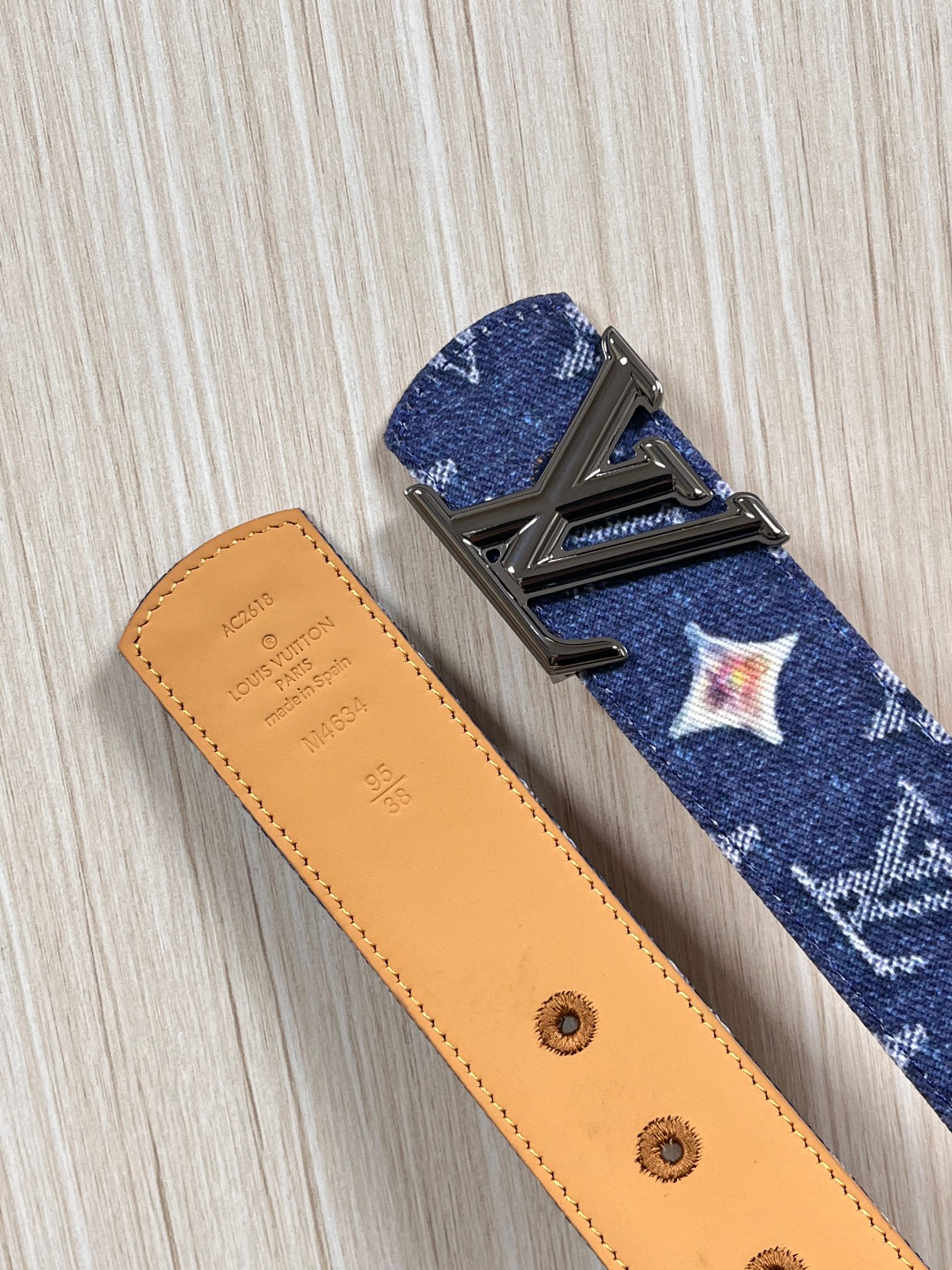 当季新款，正面：牛仔布材质，印有LV经典Monogram老花图案，并点缀彩色花卉印花，复古感拉满- 反面