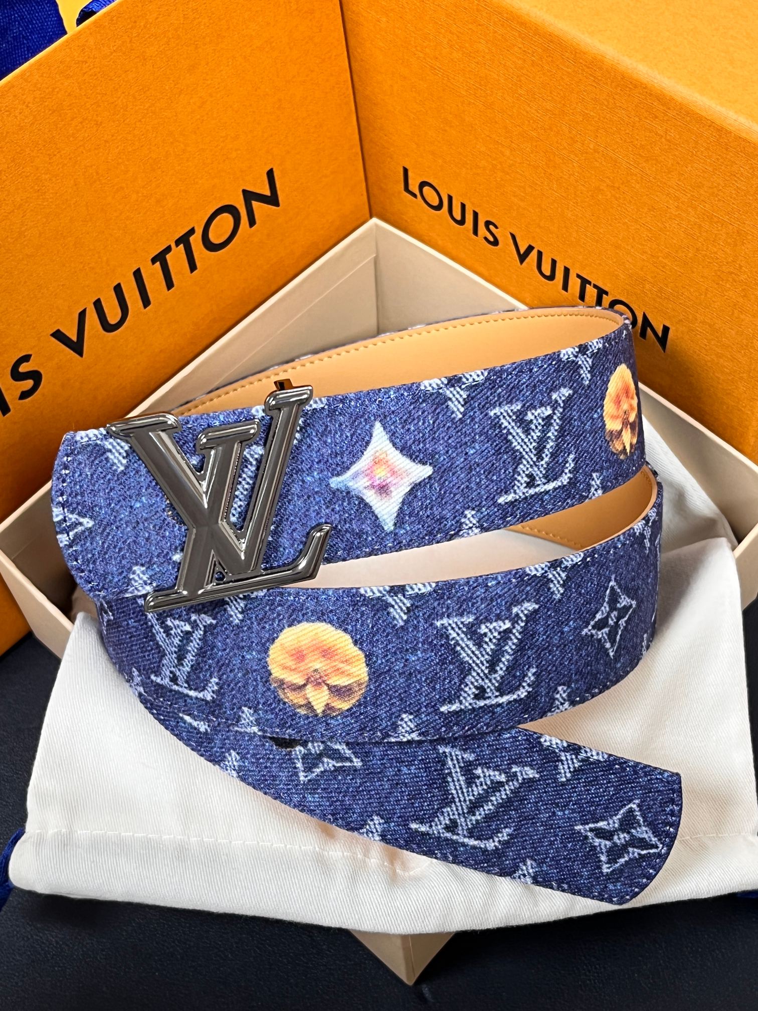 当季新款，正面：牛仔布材质，印有LV经典Monogram老花图案，并点缀彩色花卉印花，复古感拉满- 反面