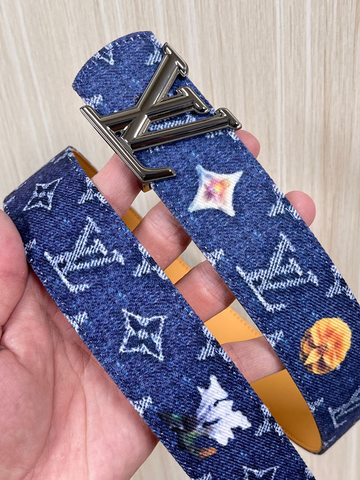 当季新款，正面：牛仔布材质，印有LV经典Monogram老花图案，并点缀彩色花卉印花，复古感拉满- 反面