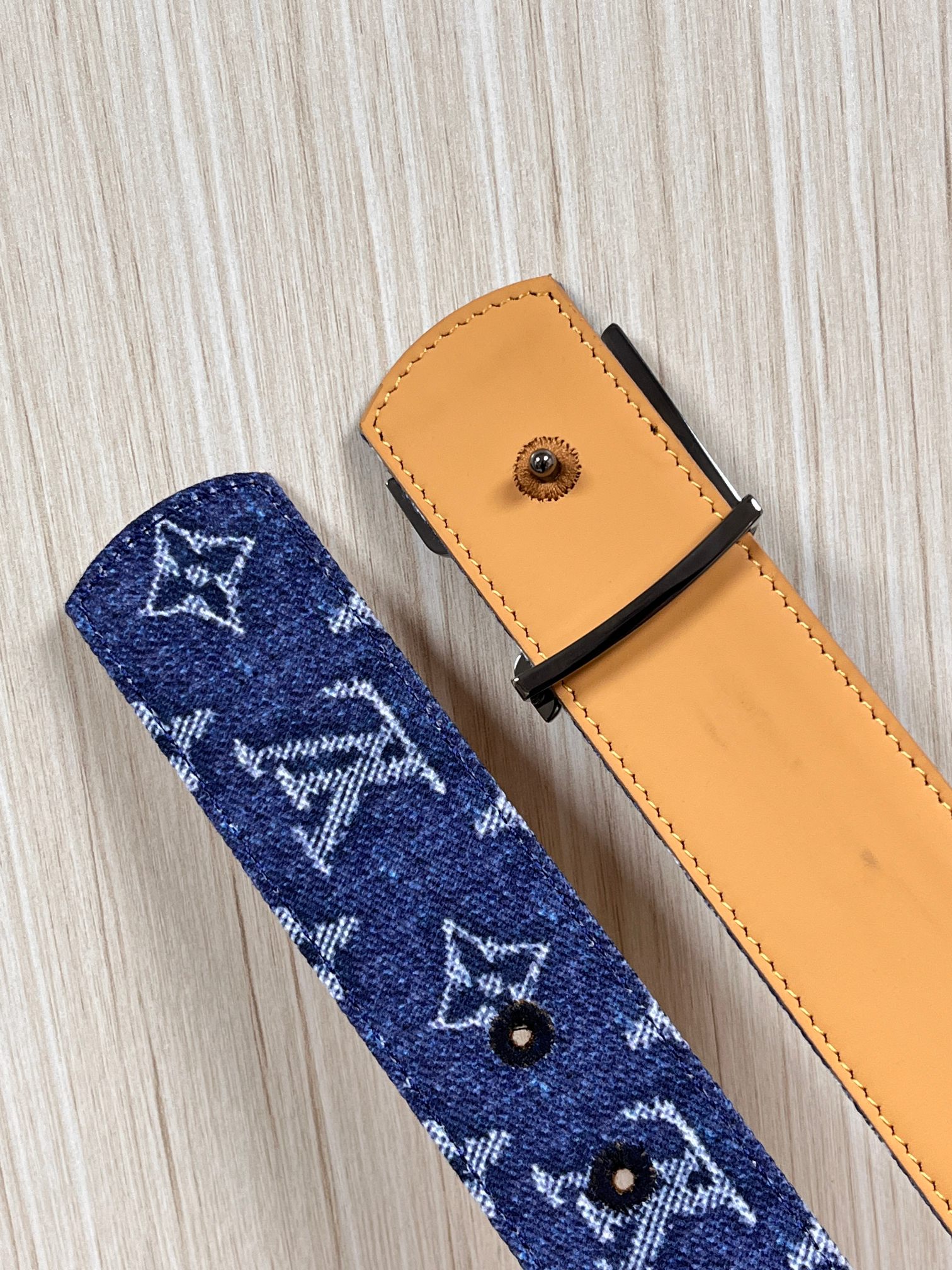 当季新款，正面：牛仔布材质，印有LV经典Monogram老花图案，并点缀彩色花卉印花，复古感拉满- 反面