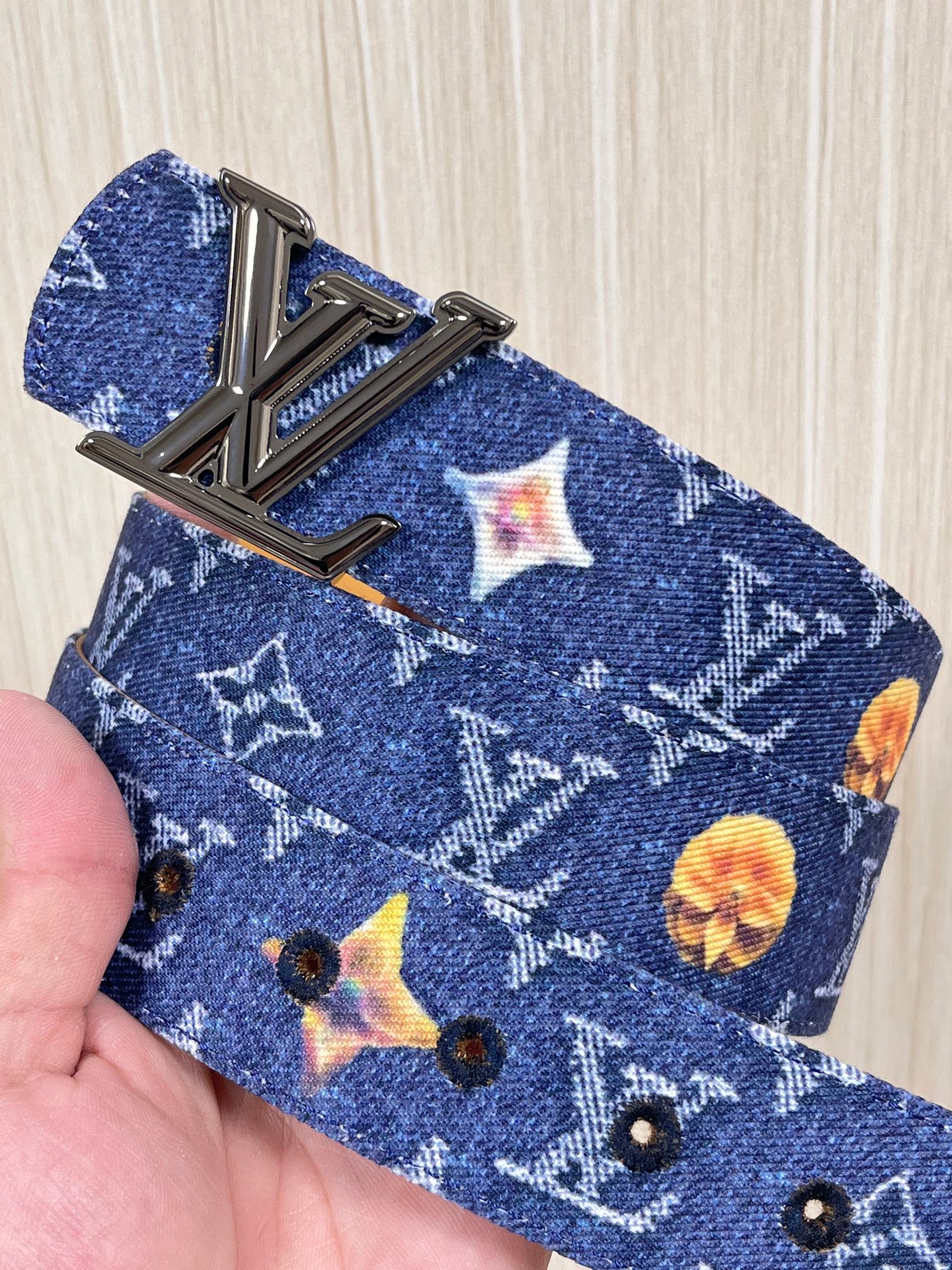 当季新款，正面：牛仔布材质，印有LV经典Monogram老花图案，并点缀彩色花卉印花，复古感拉满- 反面