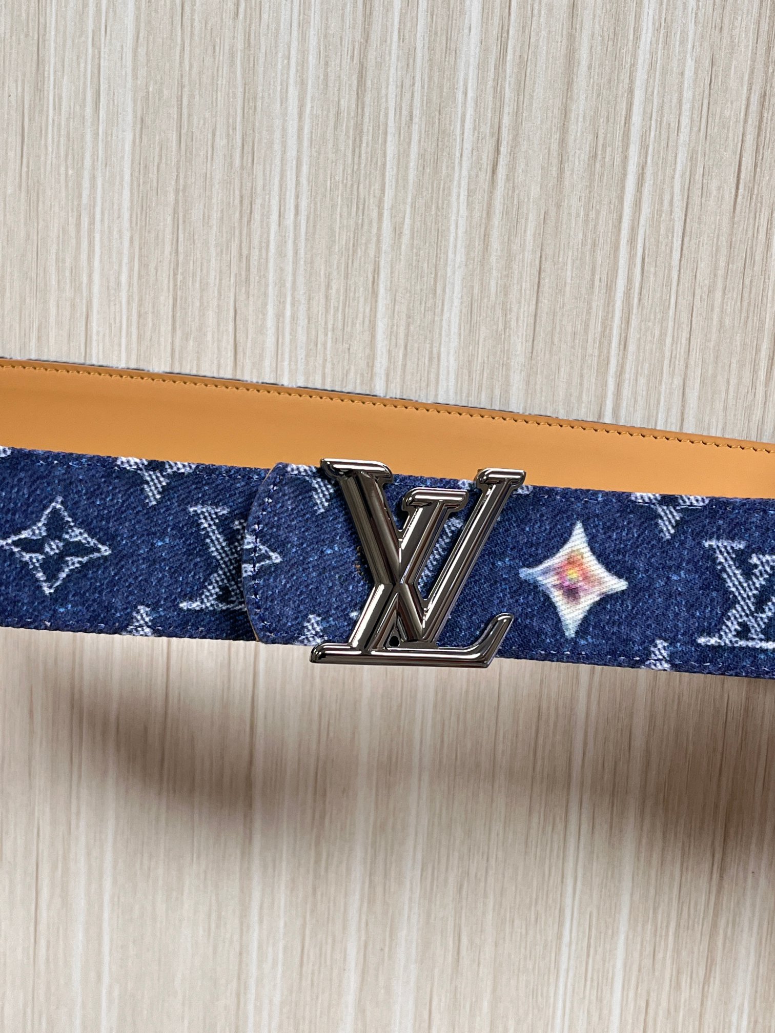 当季新款，正面：牛仔布材质，印有LV经典Monogram老花图案，并点缀彩色花卉印花，复古感拉满- 反面