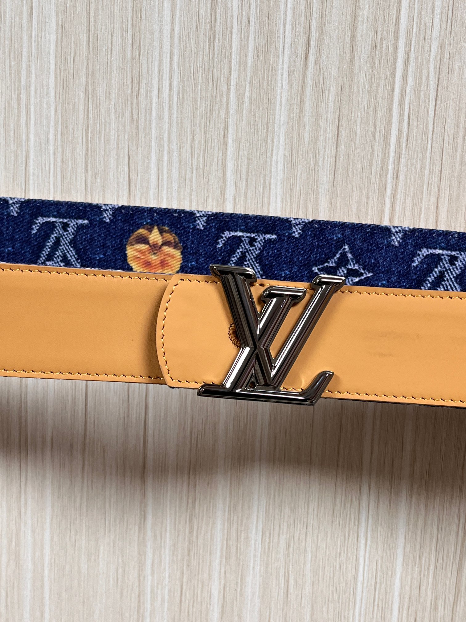 当季新款，正面：牛仔布材质，印有LV经典Monogram老花图案，并点缀彩色花卉印花，复古感拉满- 反面