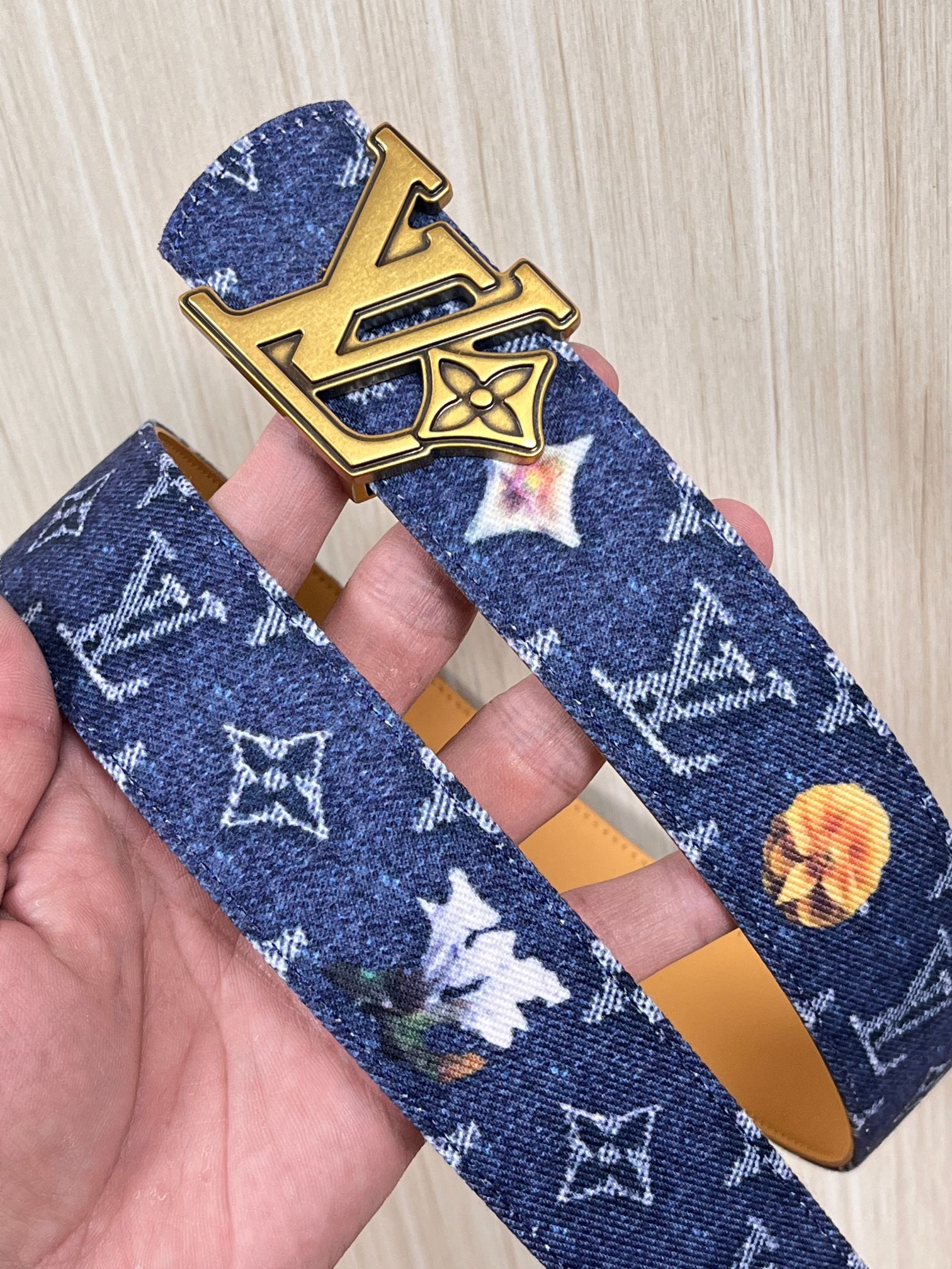 当季新款，正面：牛仔布材质，印有LV经典Monogram老花图案，并点缀彩色花卉印花，复古感拉满- 反面