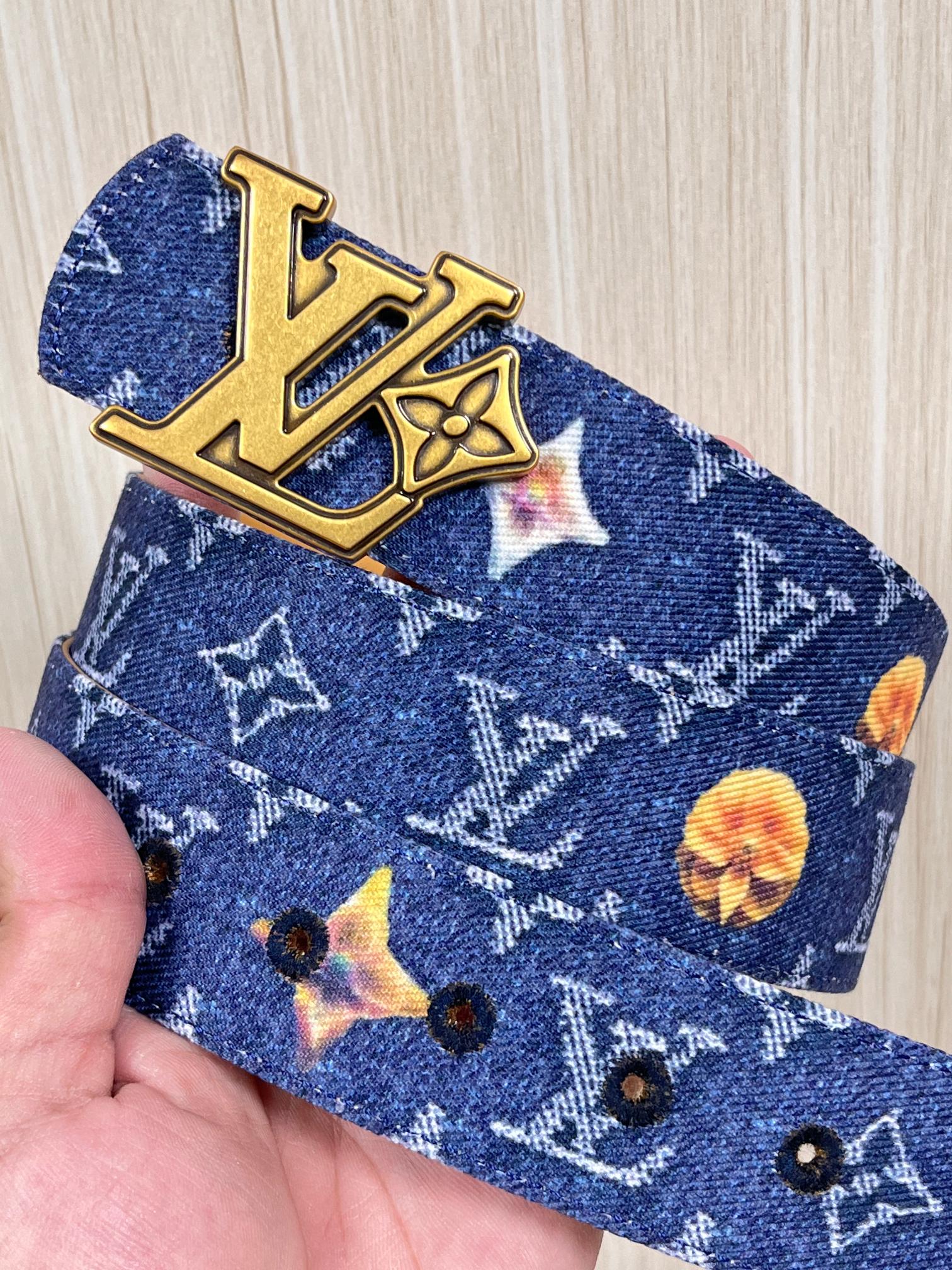 当季新款，正面：牛仔布材质，印有LV经典Monogram老花图案，并点缀彩色花卉印花，复古感拉满- 反面