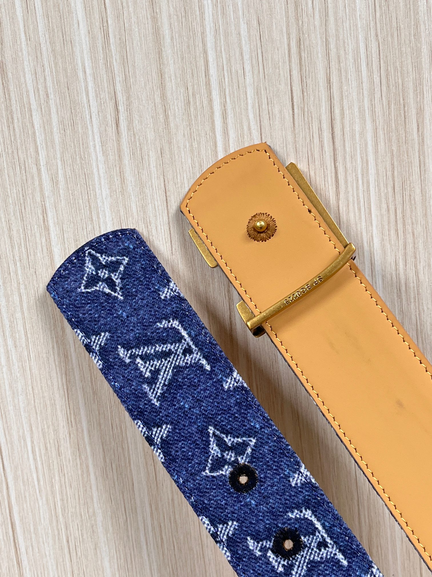 当季新款，正面：牛仔布材质，印有LV经典Monogram老花图案，并点缀彩色花卉印花，复古感拉满- 反面