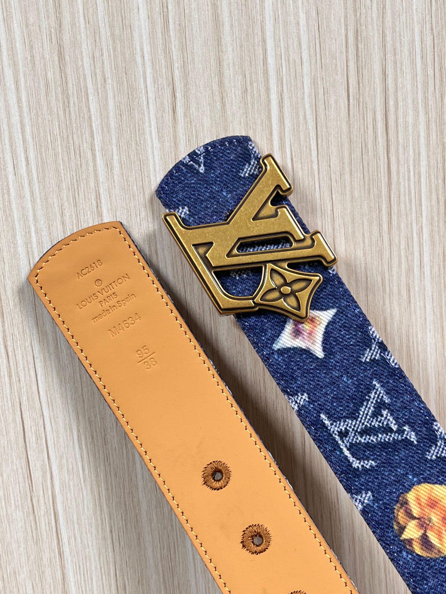 当季新款，正面：牛仔布材质，印有LV经典Monogram老花图案，并点缀彩色花卉印花，复古感拉满- 反面