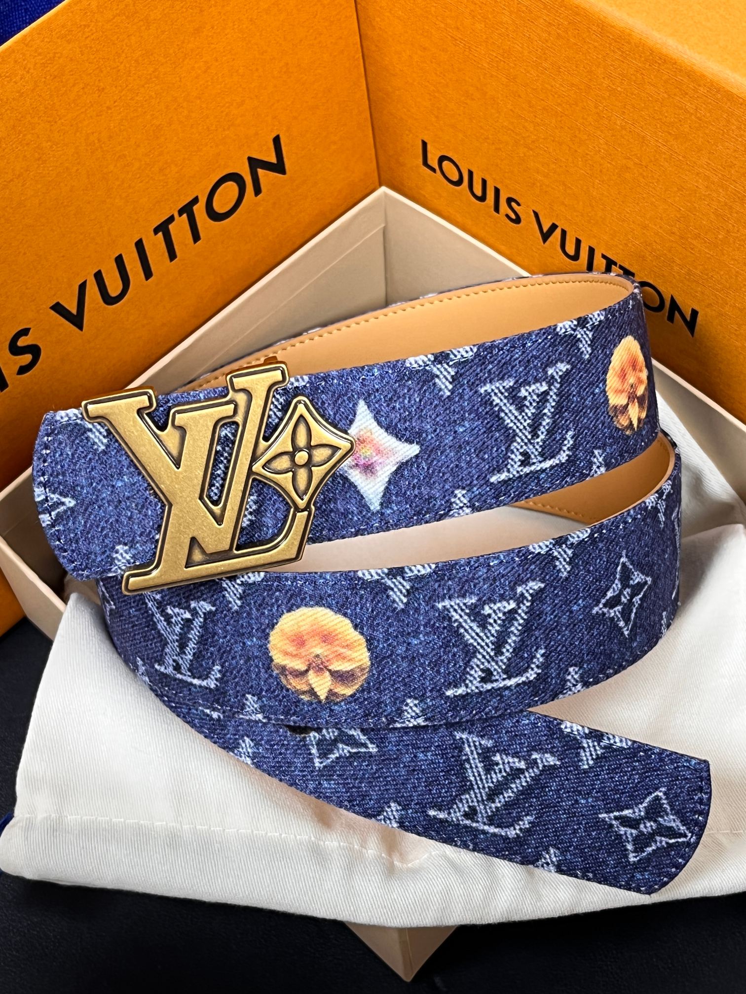 当季新款，正面：牛仔布材质，印有LV经典Monogram老花图案，并点缀彩色花卉印花，复古感拉满- 反面