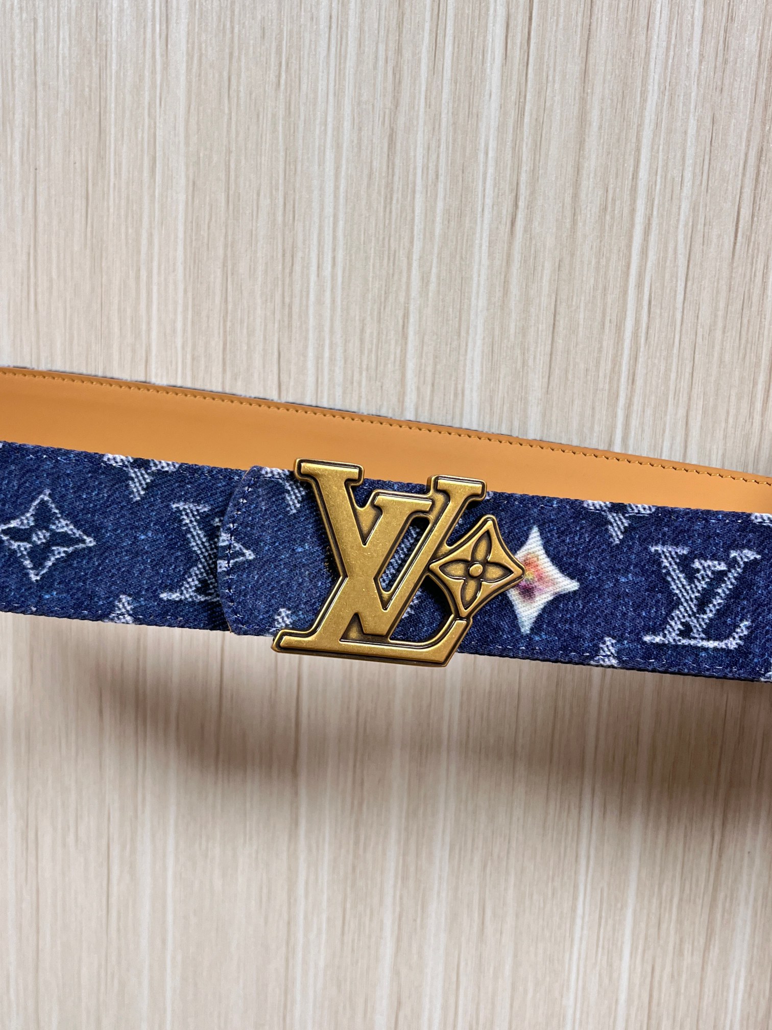 当季新款，正面：牛仔布材质，印有LV经典Monogram老花图案，并点缀彩色花卉印花，复古感拉满- 反面