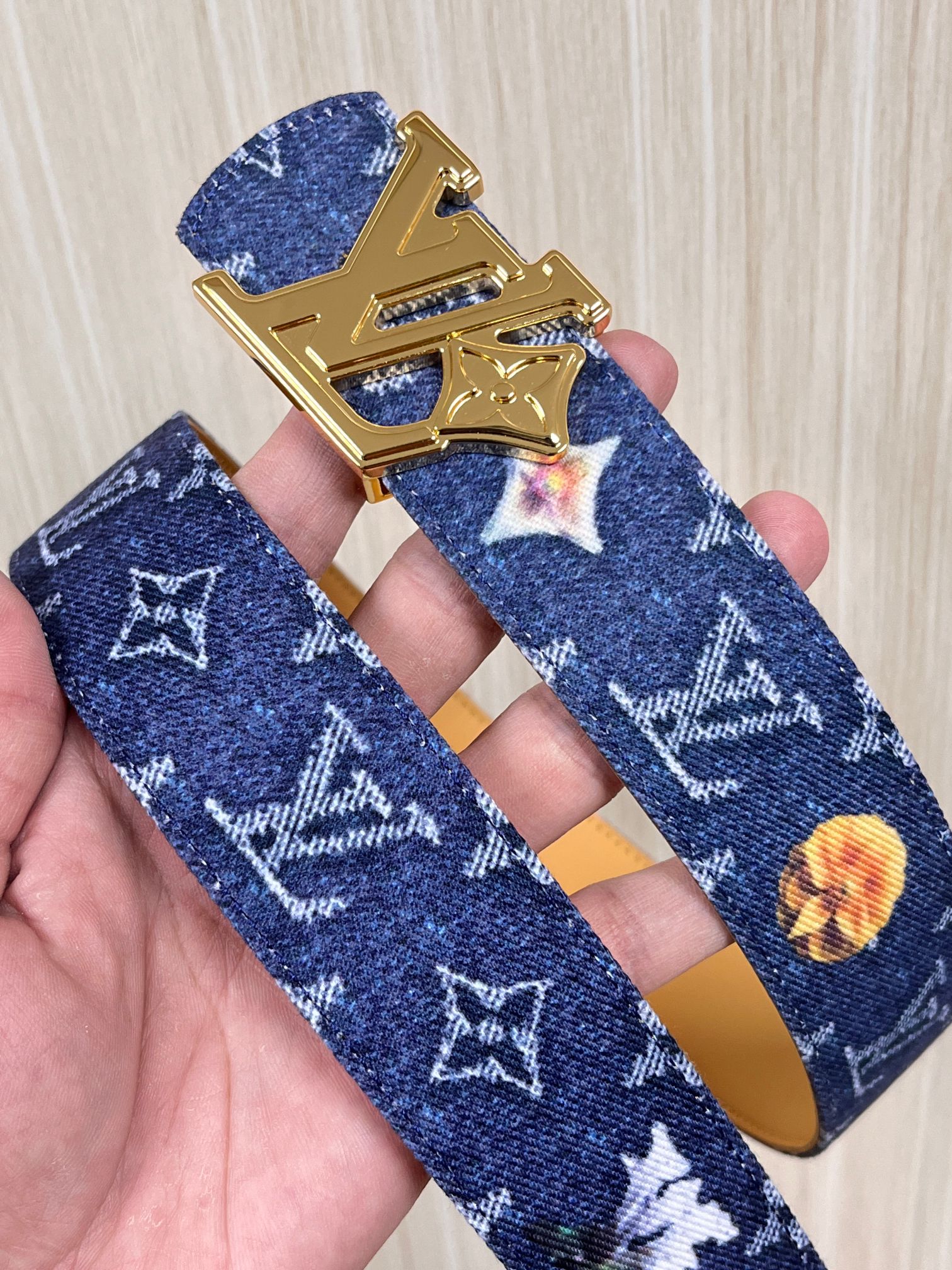 当季新款，正面：牛仔布材质，印有LV经典Monogram老花图案，并点缀彩色花卉印花，复古感拉满- 反面