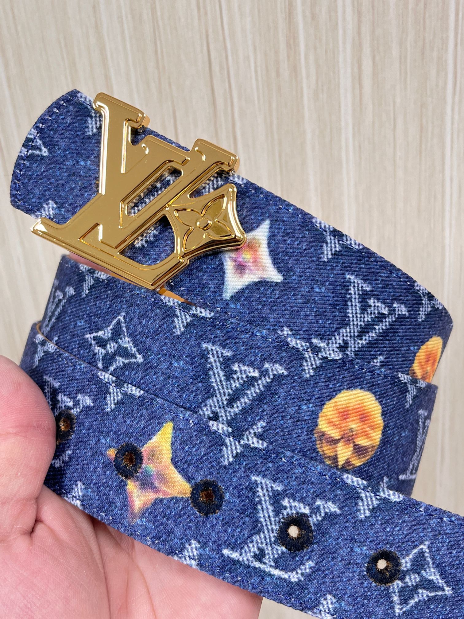 当季新款，正面：牛仔布材质，印有LV经典Monogram老花图案，并点缀彩色花卉印花，复古感拉满- 反面