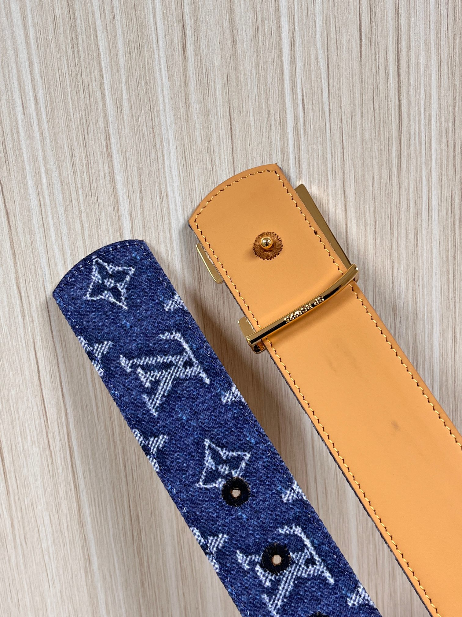 当季新款，正面：牛仔布材质，印有LV经典Monogram老花图案，并点缀彩色花卉印花，复古感拉满- 反面