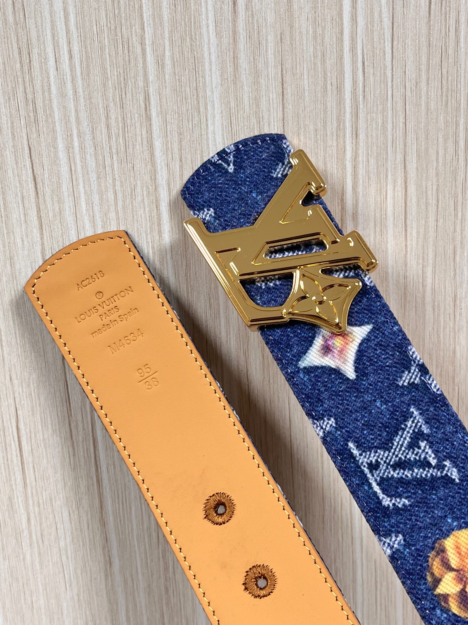 当季新款，正面：牛仔布材质，印有LV经典Monogram老花图案，并点缀彩色花卉印花，复古感拉满- 反面