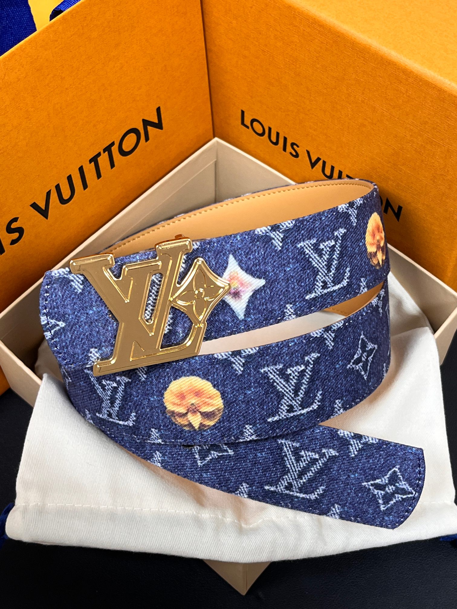 当季新款，正面：牛仔布材质，印有LV经典Monogram老花图案，并点缀彩色花卉印花，复古感拉满- 反面