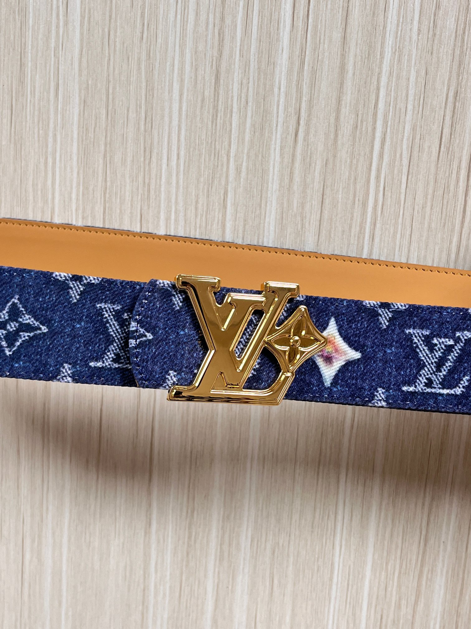 当季新款，正面：牛仔布材质，印有LV经典Monogram老花图案，并点缀彩色花卉印花，复古感拉满- 反面