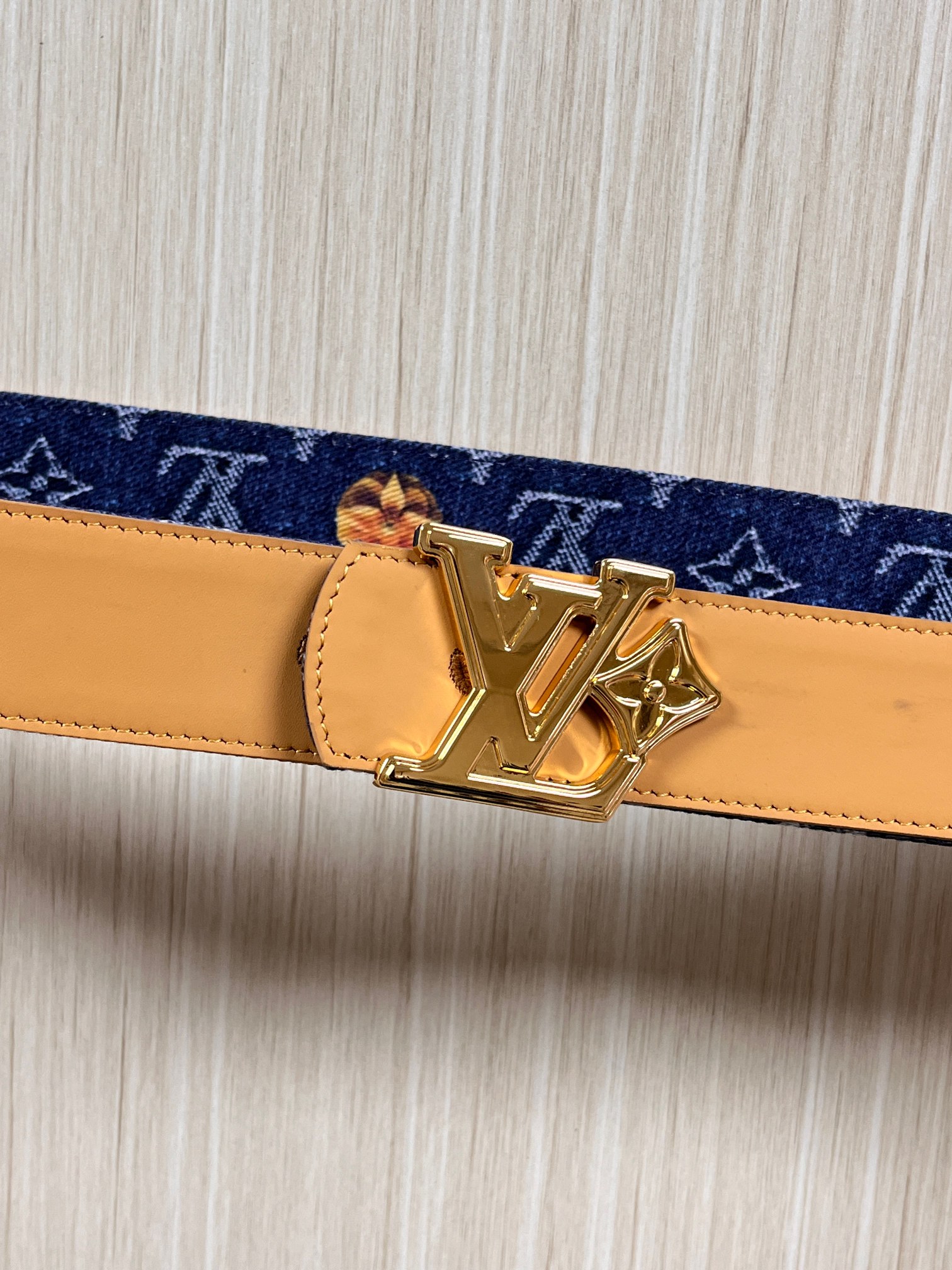 当季新款，正面：牛仔布材质，印有LV经典Monogram老花图案，并点缀彩色花卉印花，复古感拉满- 反面