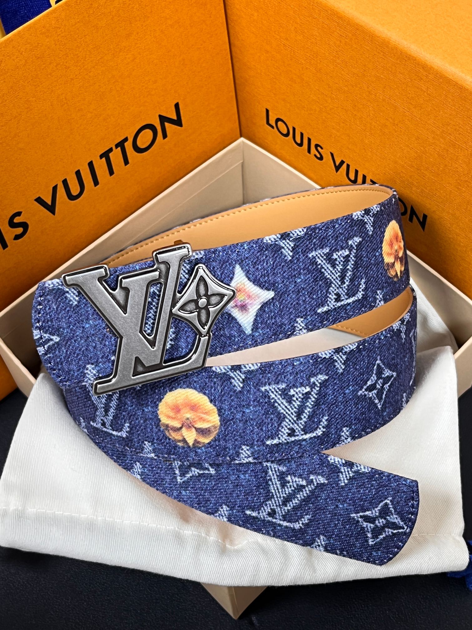 当季新款，正面：牛仔布材质，印有LV经典Monogram老花图案，并点缀彩色花卉印花，复古感拉满- 反面