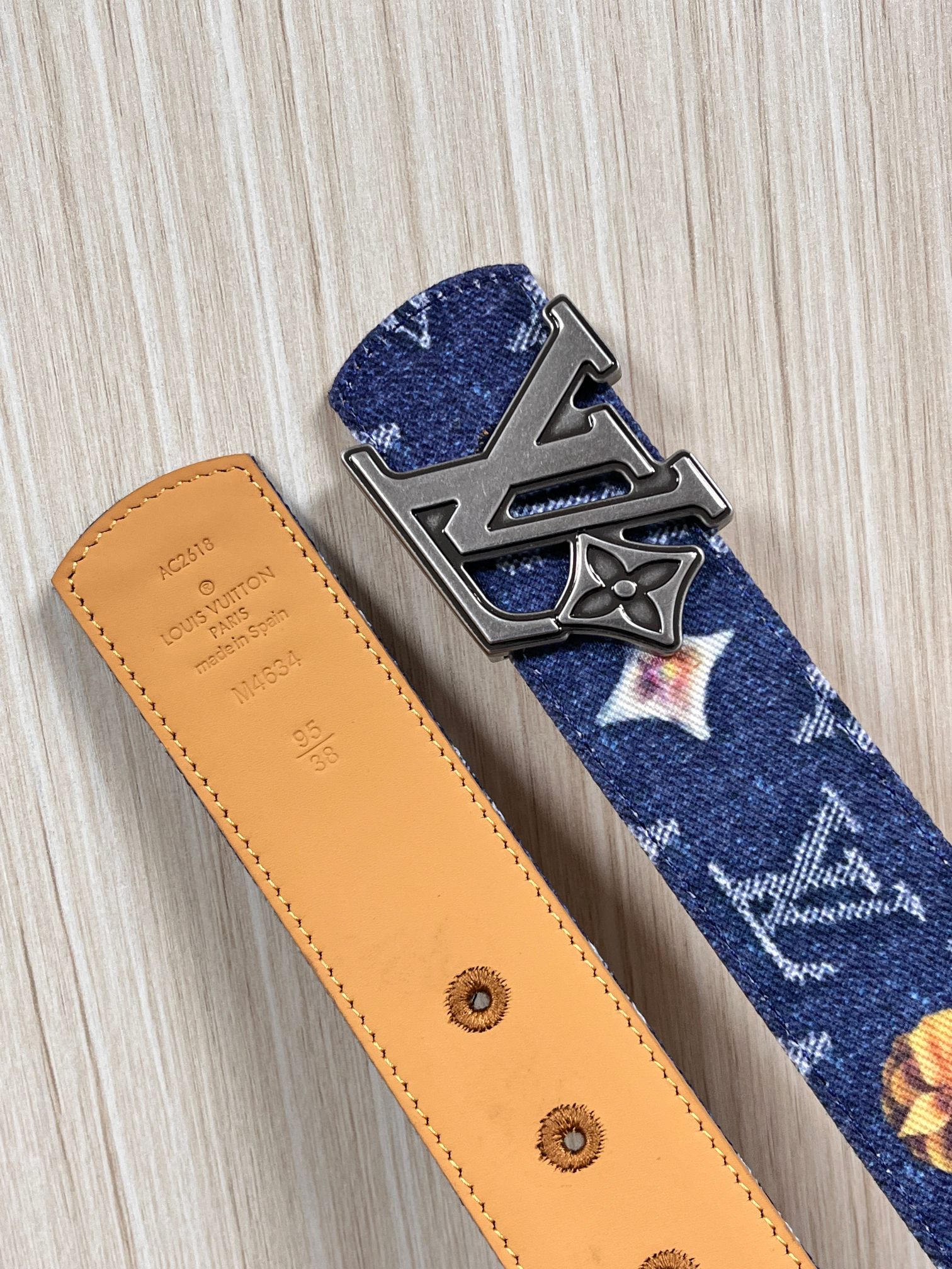 当季新款，正面：牛仔布材质，印有LV经典Monogram老花图案，并点缀彩色花卉印花，复古感拉满- 反面