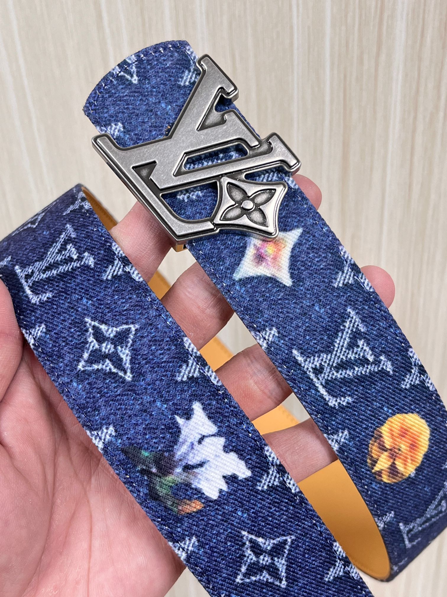 当季新款，正面：牛仔布材质，印有LV经典Monogram老花图案，并点缀彩色花卉印花，复古感拉满- 反面