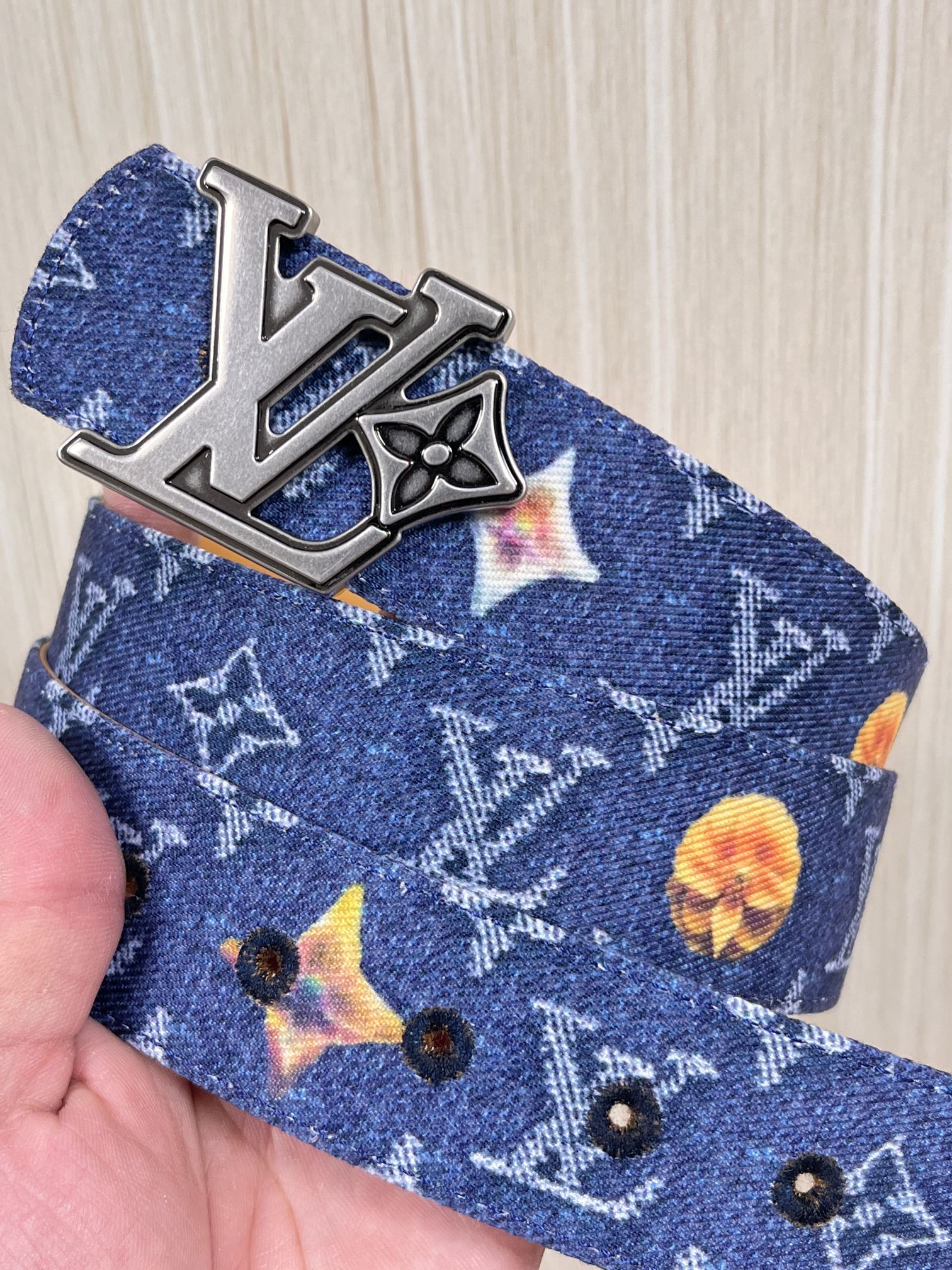 当季新款，正面：牛仔布材质，印有LV经典Monogram老花图案，并点缀彩色花卉印花，复古感拉满- 反面