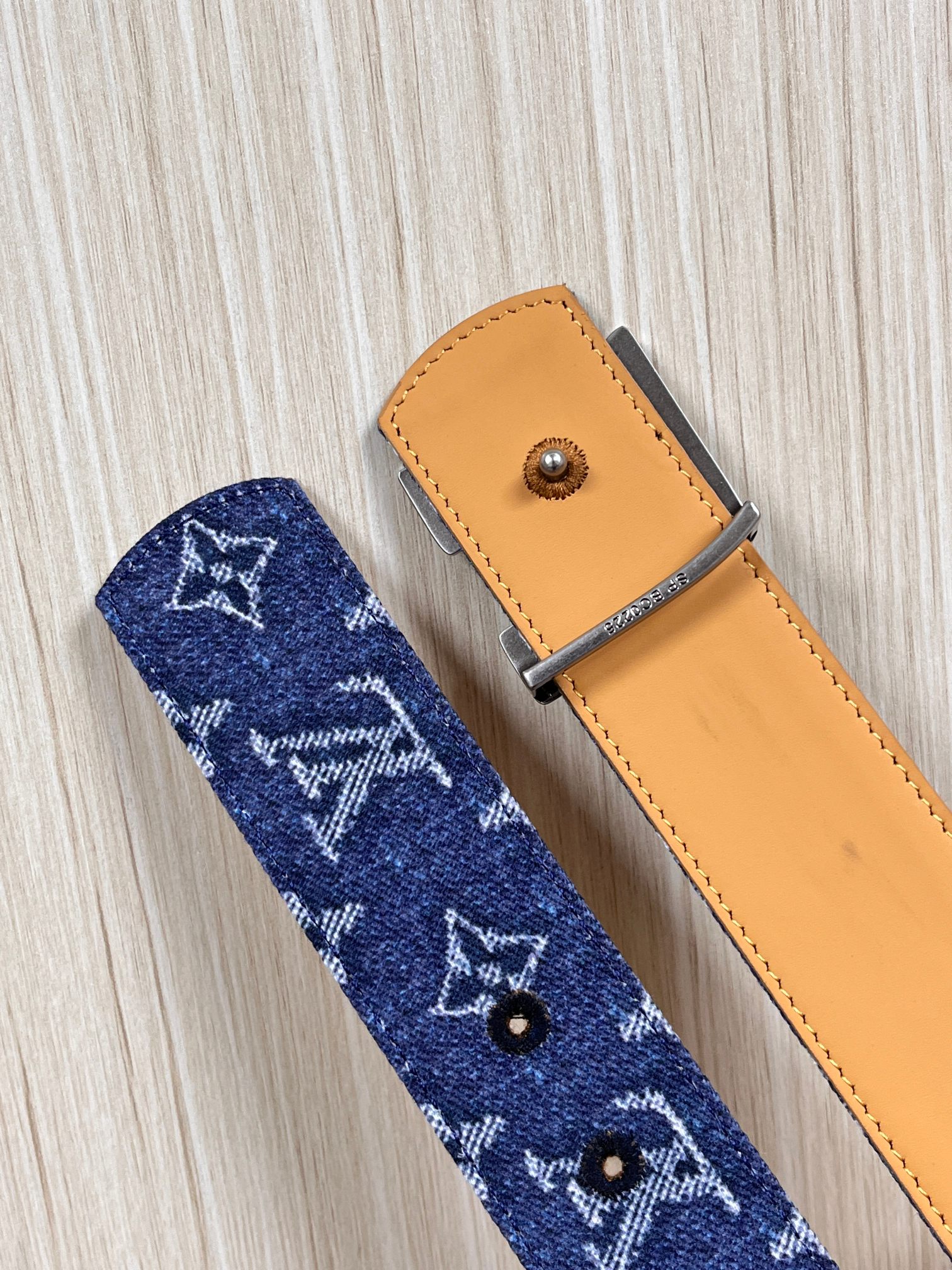 当季新款，正面：牛仔布材质，印有LV经典Monogram老花图案，并点缀彩色花卉印花，复古感拉满- 反面