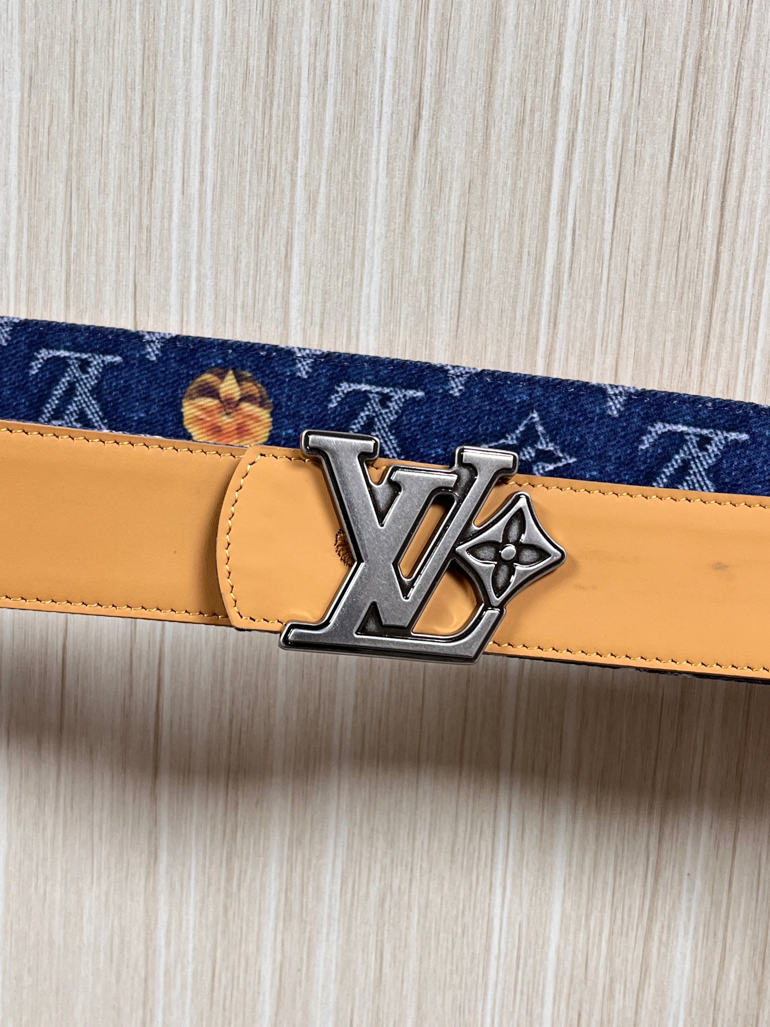 当季新款，正面：牛仔布材质，印有LV经典Monogram老花图案，并点缀彩色花卉印花，复古感拉满- 反面