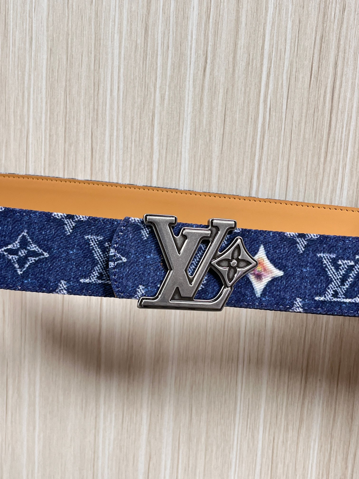 当季新款，正面：牛仔布材质，印有LV经典Monogram老花图案，并点缀彩色花卉印花，复古感拉满- 反面