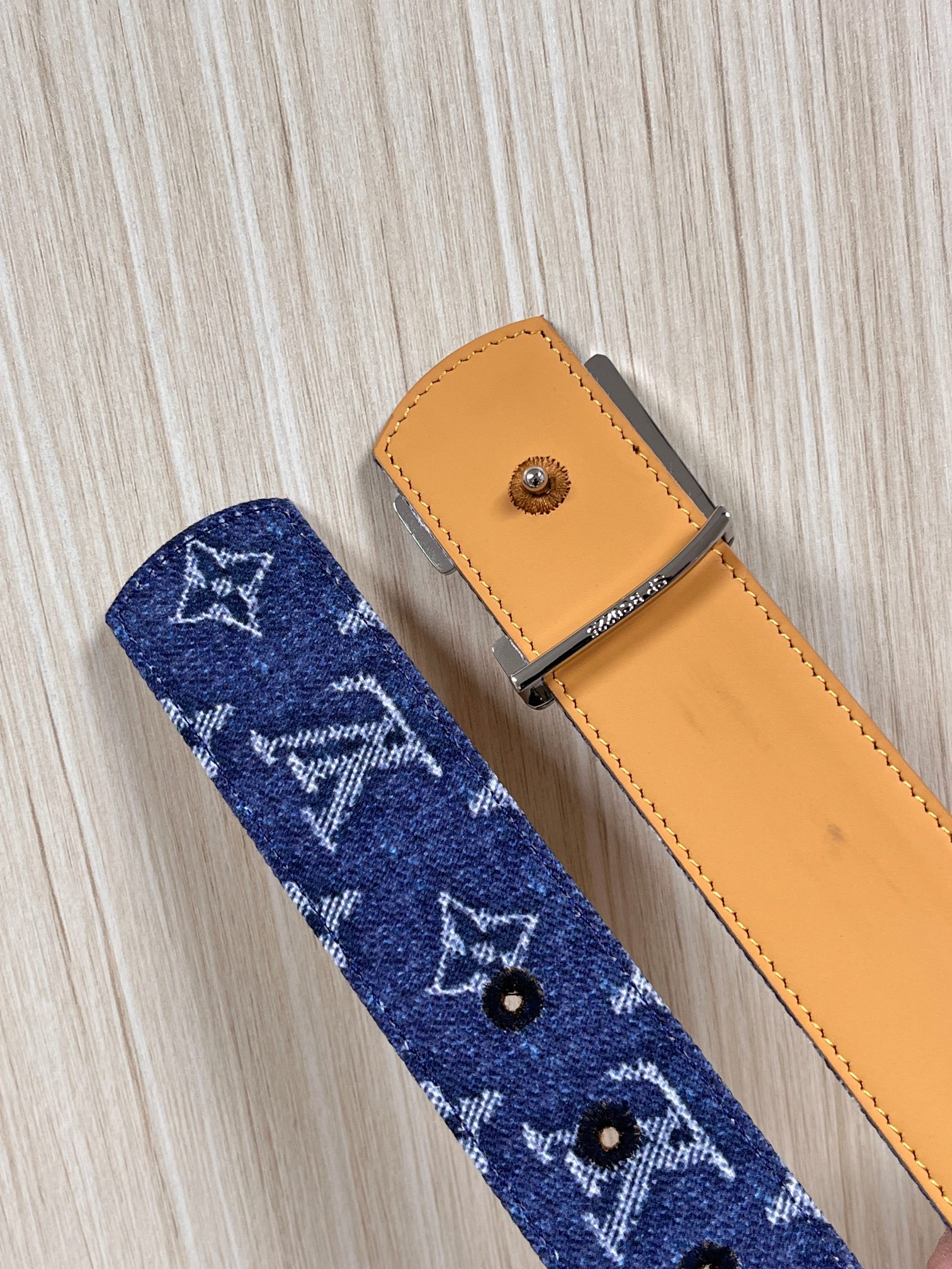 当季新款，正面：牛仔布材质，印有LV经典Monogram老花图案，并点缀彩色花卉印花，复古感拉满- 反面