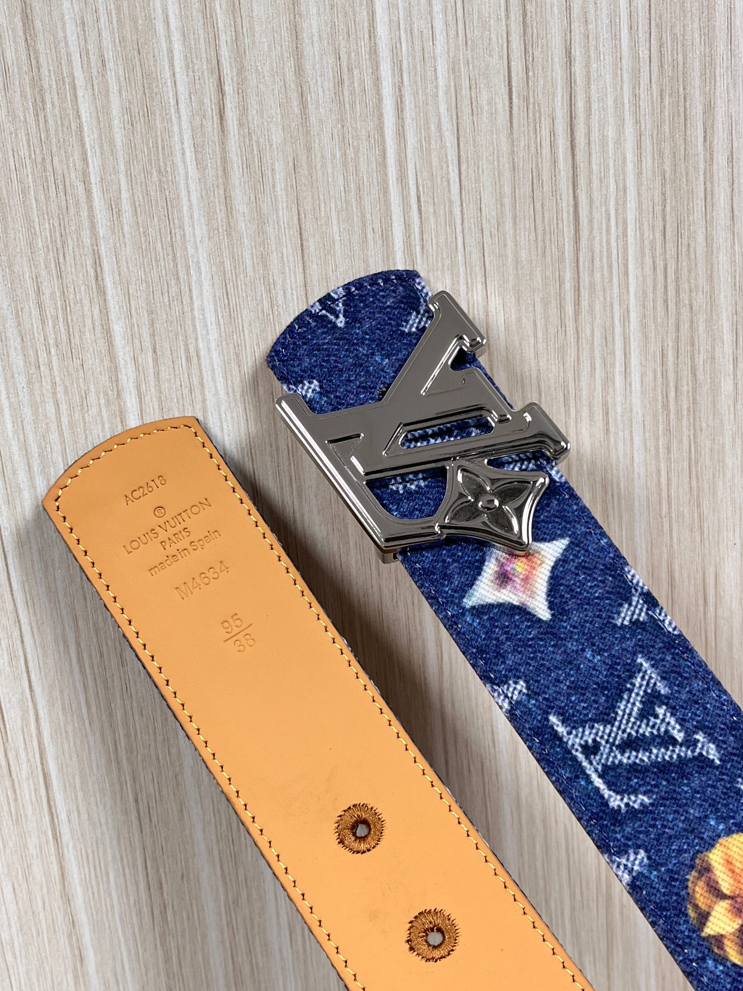 当季新款，正面：牛仔布材质，印有LV经典Monogram老花图案，并点缀彩色花卉印花，复古感拉满- 反面