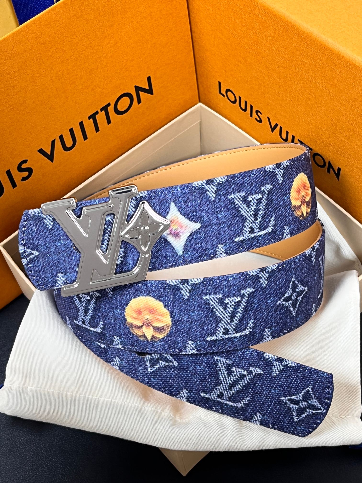 当季新款，正面：牛仔布材质，印有LV经典Monogram老花图案，并点缀彩色花卉印花，复古感拉满- 反面