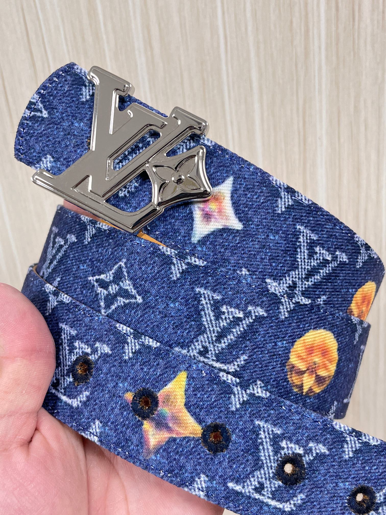 当季新款，正面：牛仔布材质，印有LV经典Monogram老花图案，并点缀彩色花卉印花，复古感拉满- 反面