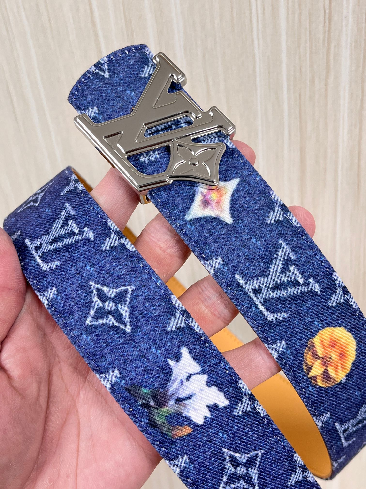 当季新款，正面：牛仔布材质，印有LV经典Monogram老花图案，并点缀彩色花卉印花，复古感拉满- 反面