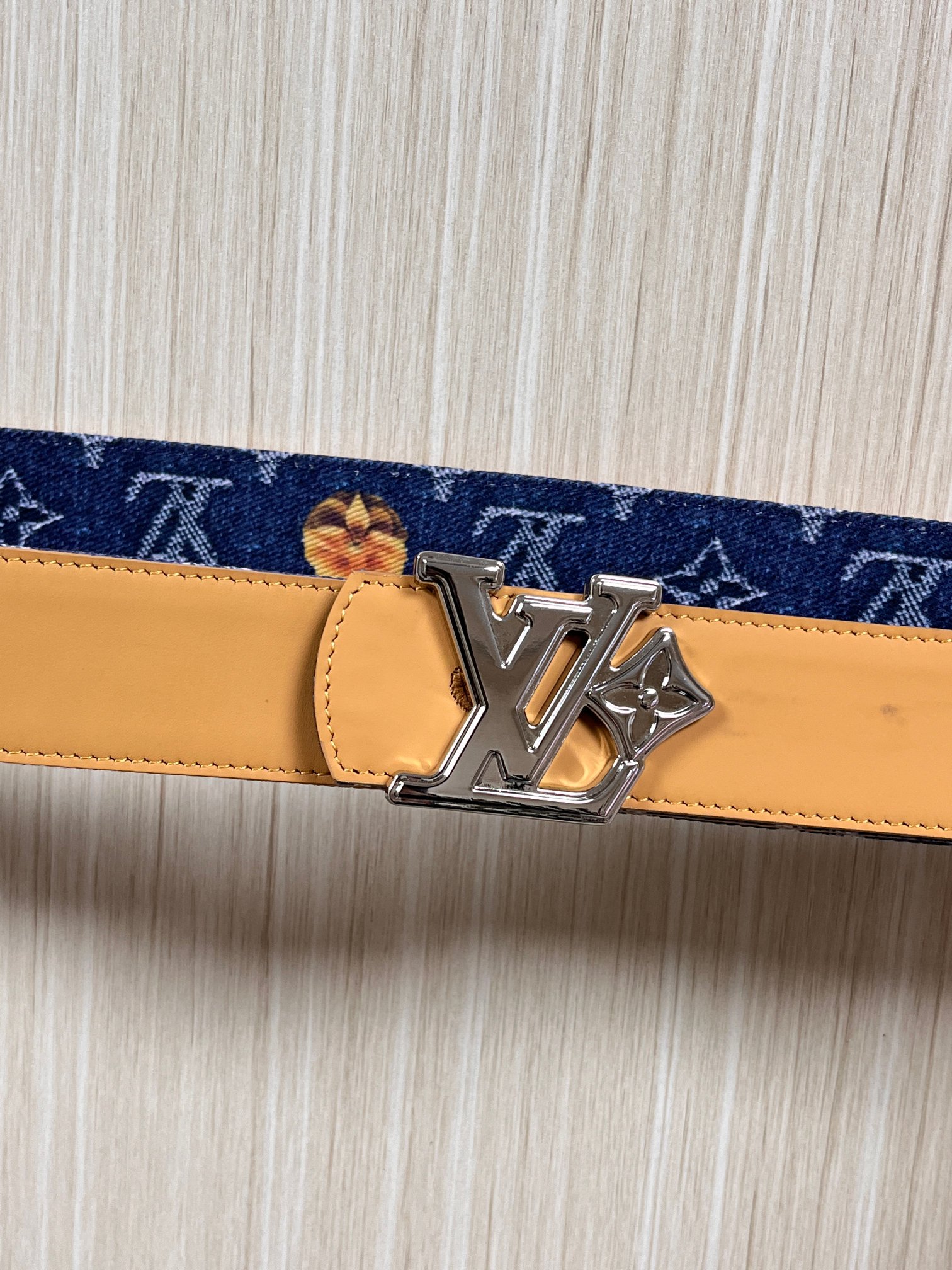 当季新款，正面：牛仔布材质，印有LV经典Monogram老花图案，并点缀彩色花卉印花，复古感拉满- 反面