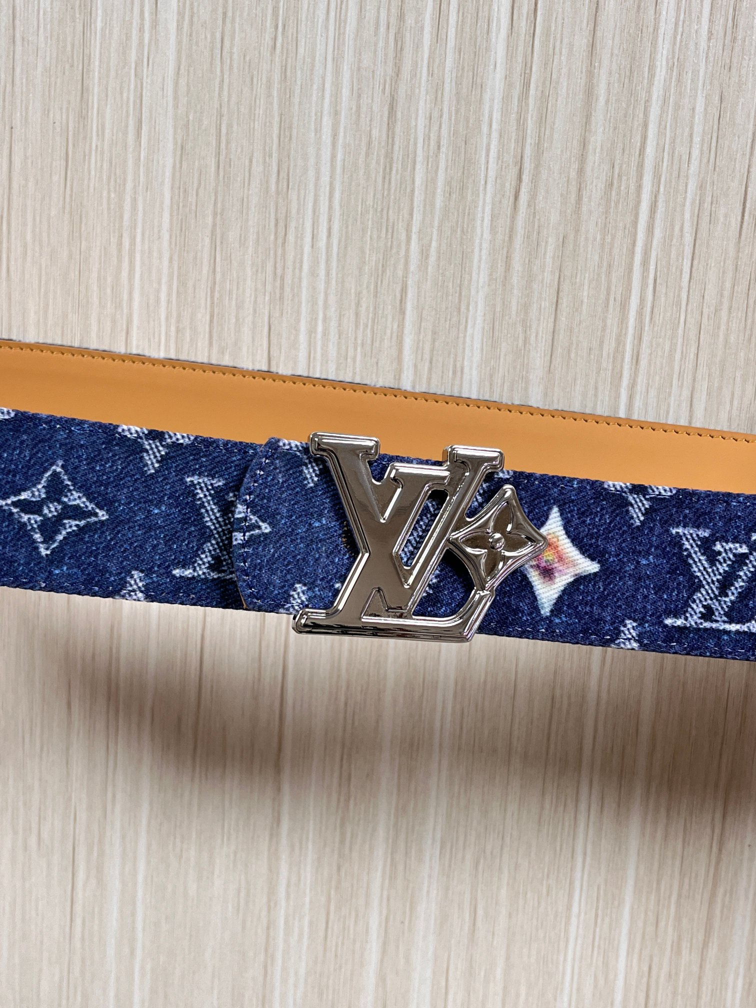 当季新款，正面：牛仔布材质，印有LV经典Monogram老花图案，并点缀彩色花卉印花，复古感拉满- 反面