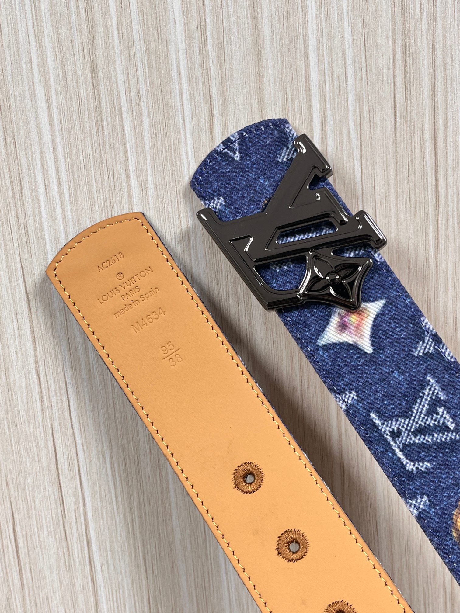 当季新款，正面：牛仔布材质，印有LV经典Monogram老花图案，并点缀彩色花卉印花，复古感拉满- 反面