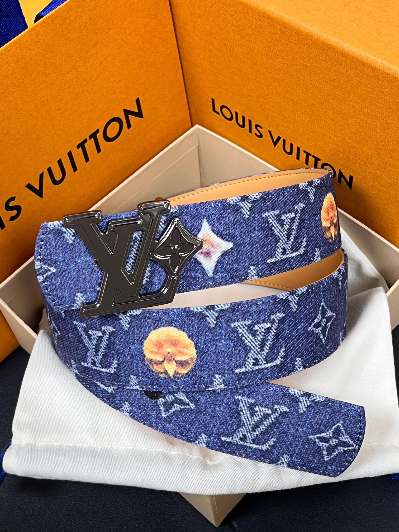 当季新款，正面：牛仔布材质，印有LV经典Monogram老花图案，并点缀彩色花卉印花，复古感拉满- 反面