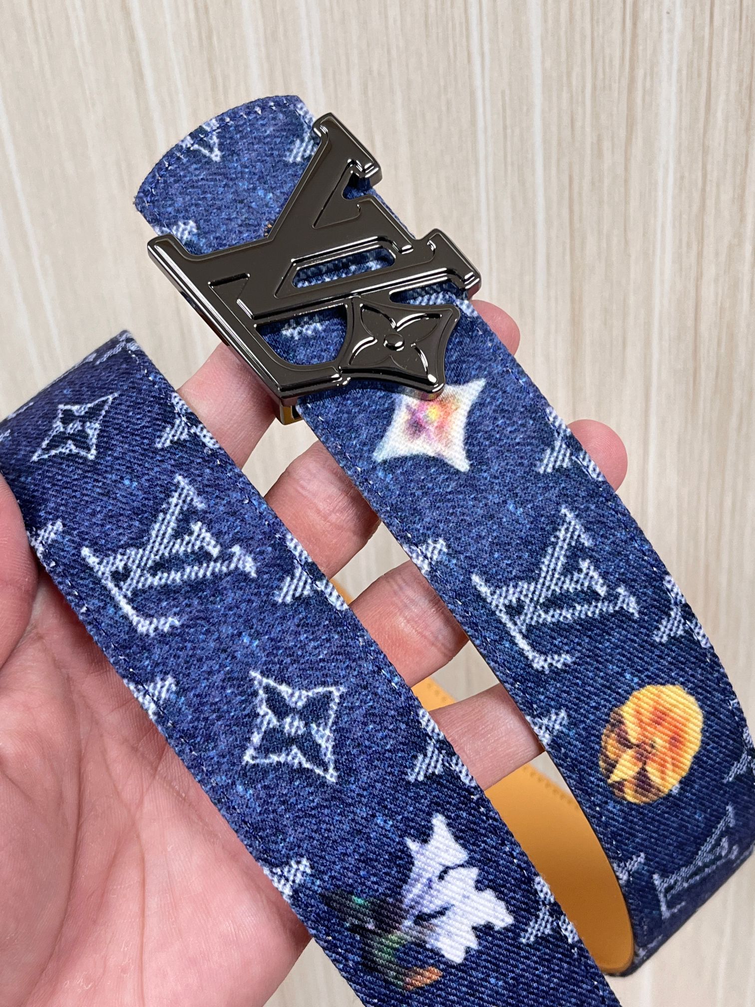 当季新款，正面：牛仔布材质，印有LV经典Monogram老花图案，并点缀彩色花卉印花，复古感拉满- 反面