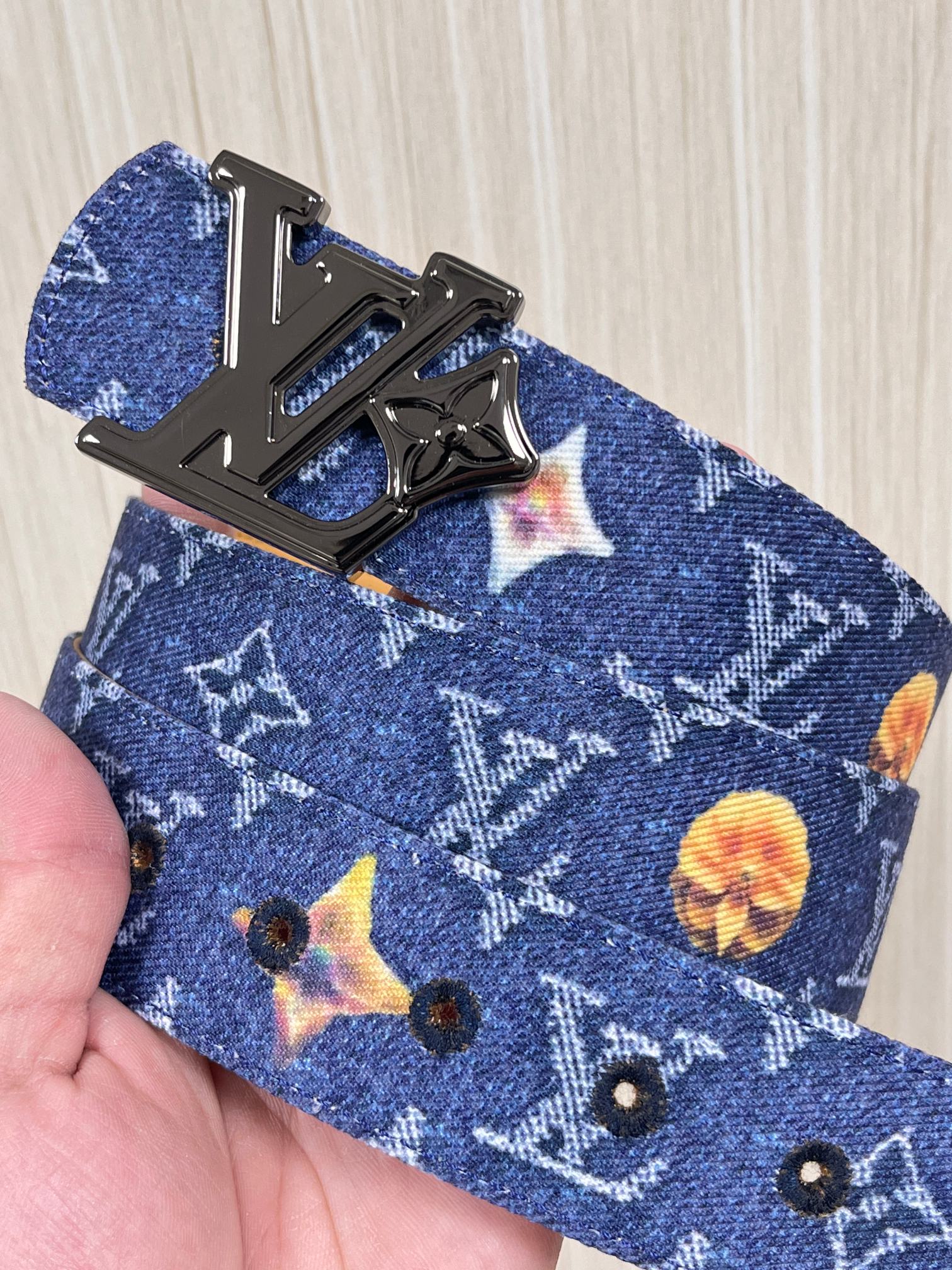 当季新款，正面：牛仔布材质，印有LV经典Monogram老花图案，并点缀彩色花卉印花，复古感拉满- 反面