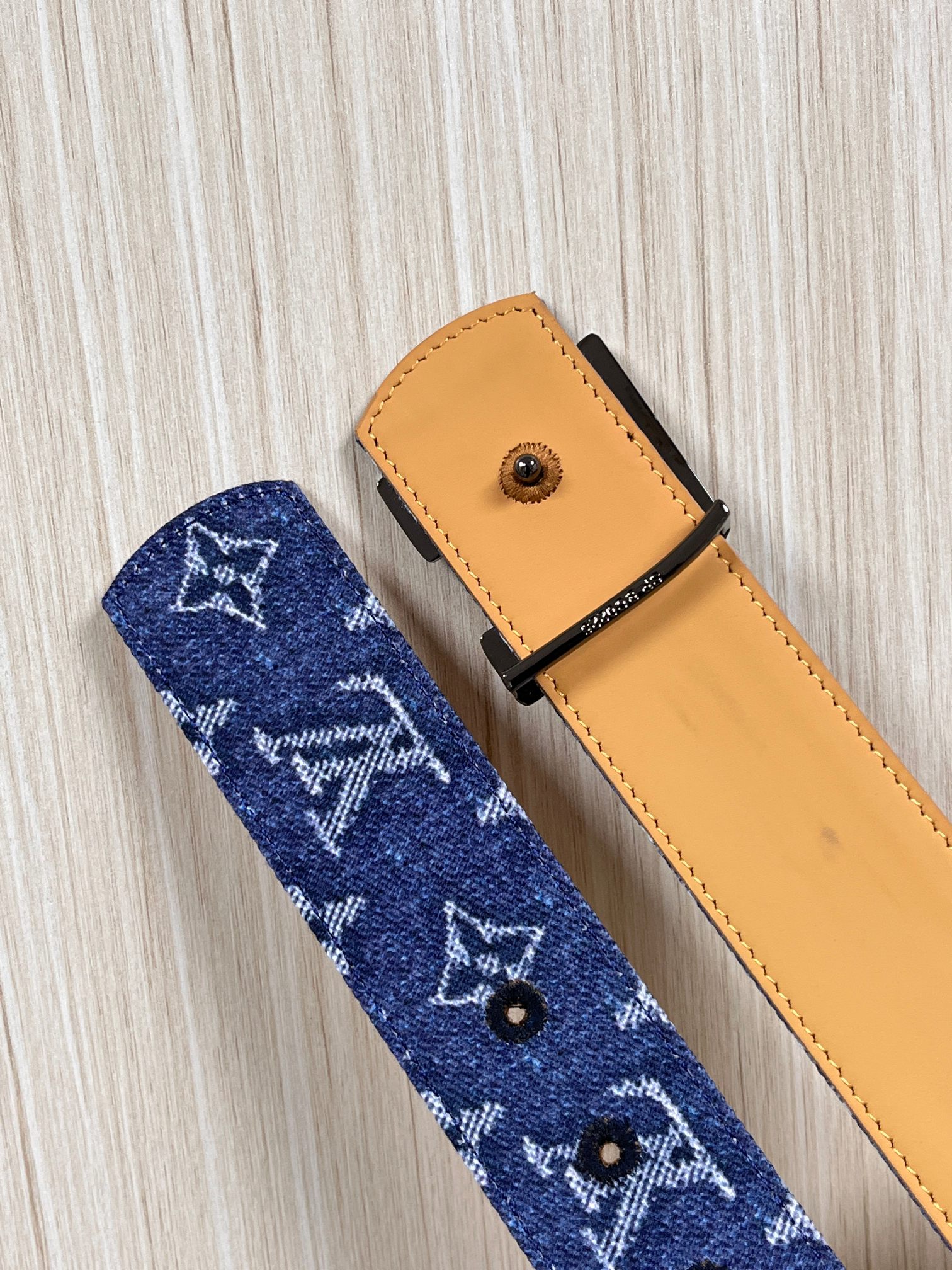 当季新款，正面：牛仔布材质，印有LV经典Monogram老花图案，并点缀彩色花卉印花，复古感拉满- 反面