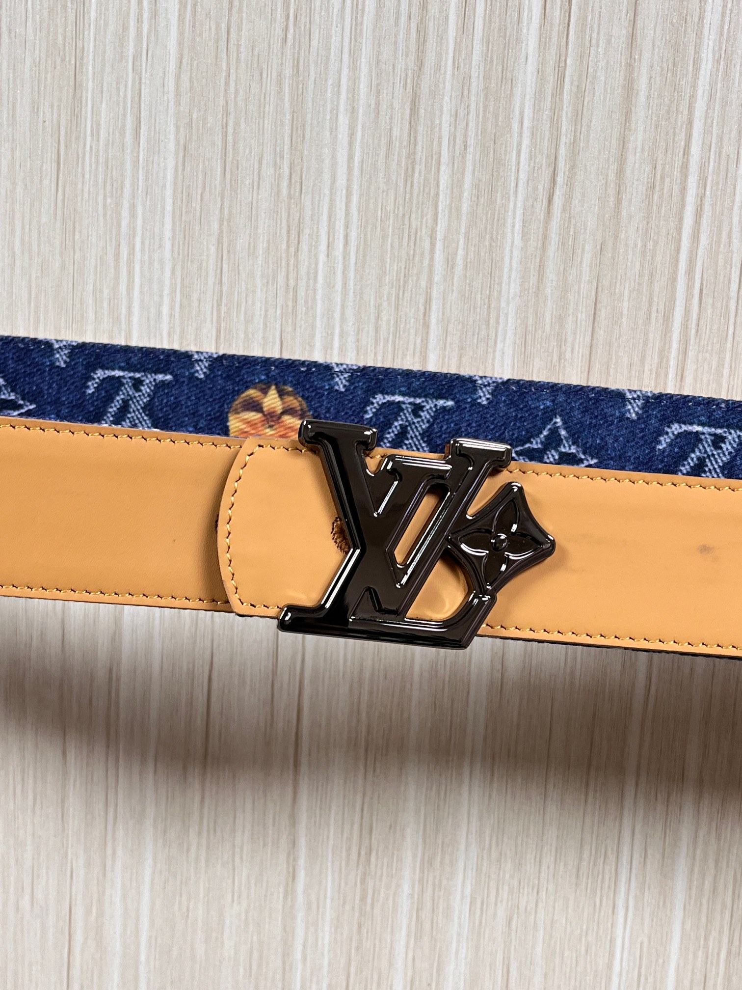 当季新款，正面：牛仔布材质，印有LV经典Monogram老花图案，并点缀彩色花卉印花，复古感拉满- 反面