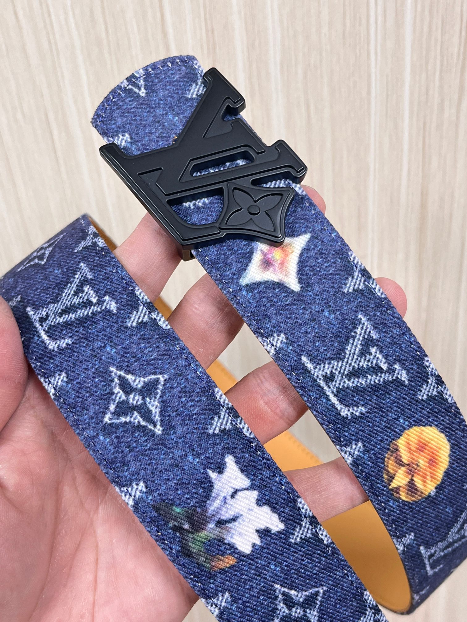 当季新款，正面：牛仔布材质，印有LV经典Monogram老花图案，并点缀彩色花卉印花，复古感拉满- 反面