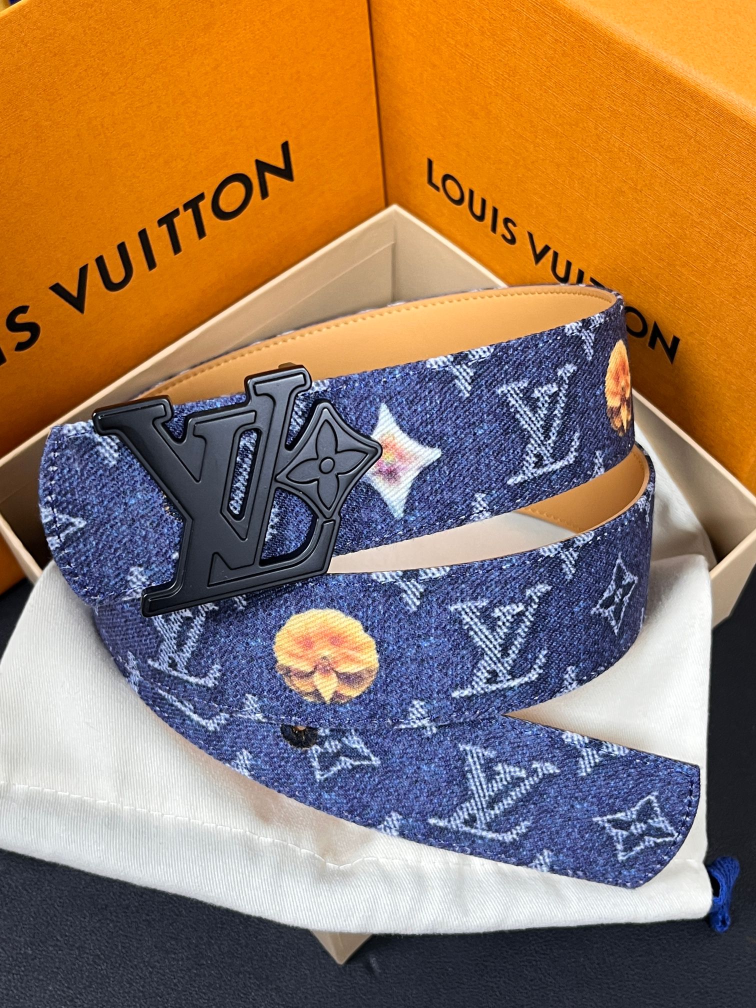 当季新款，正面：牛仔布材质，印有LV经典Monogram老花图案，并点缀彩色花卉印花，复古感拉满- 反面