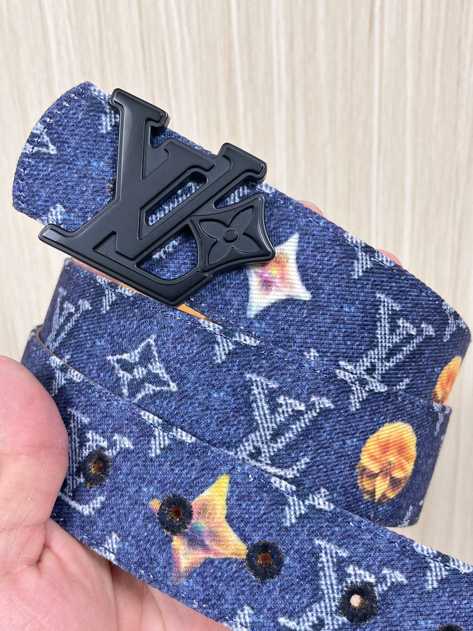 当季新款，正面：牛仔布材质，印有LV经典Monogram老花图案，并点缀彩色花卉印花，复古感拉满- 反面