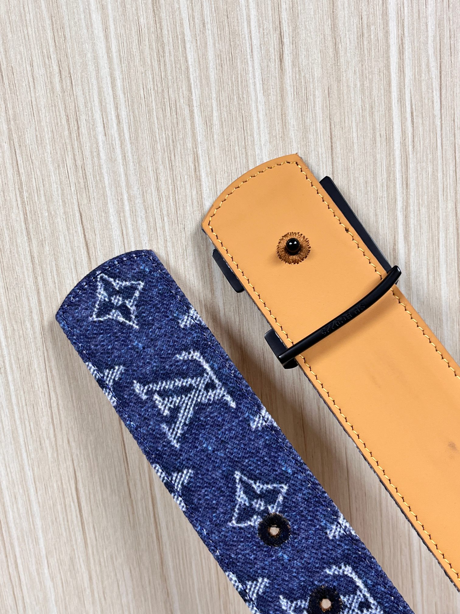 当季新款，正面：牛仔布材质，印有LV经典Monogram老花图案，并点缀彩色花卉印花，复古感拉满- 反面