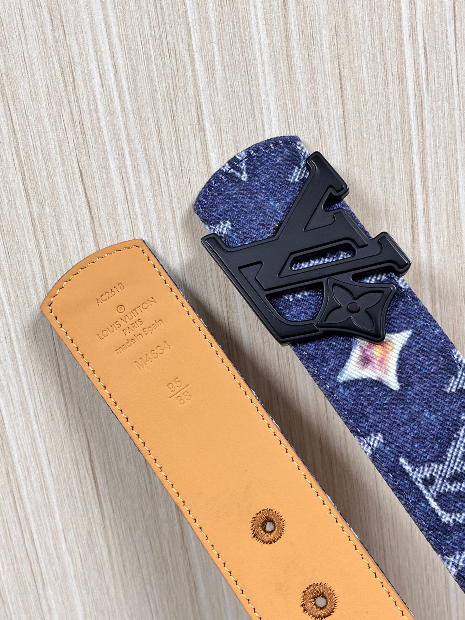 当季新款，正面：牛仔布材质，印有LV经典Monogram老花图案，并点缀彩色花卉印花，复古感拉满- 反面