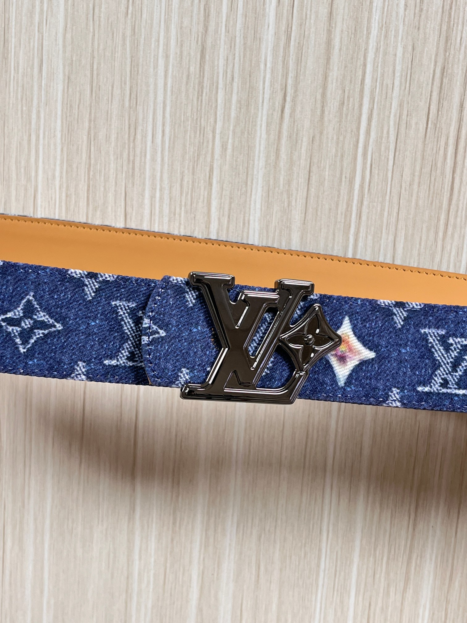 当季新款，正面：牛仔布材质，印有LV经典Monogram老花图案，并点缀彩色花卉印花，复古感拉满- 反面