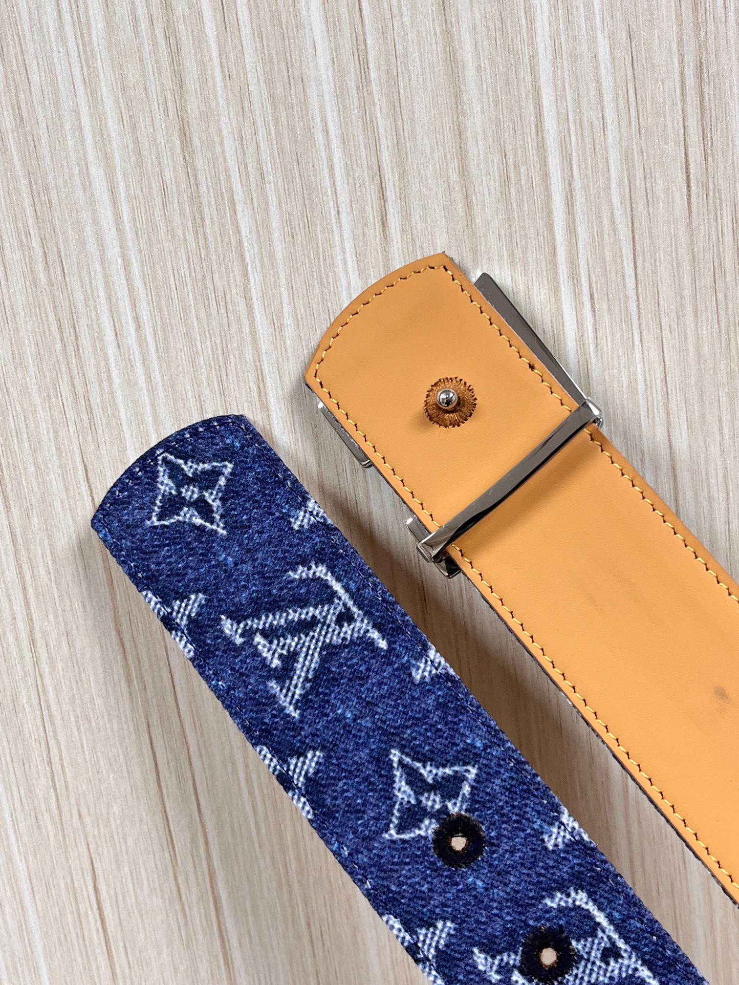 当季新款，正面：牛仔布材质，印有LV经典Monogram老花图案，并点缀彩色花卉印花，复古感拉满- 反面