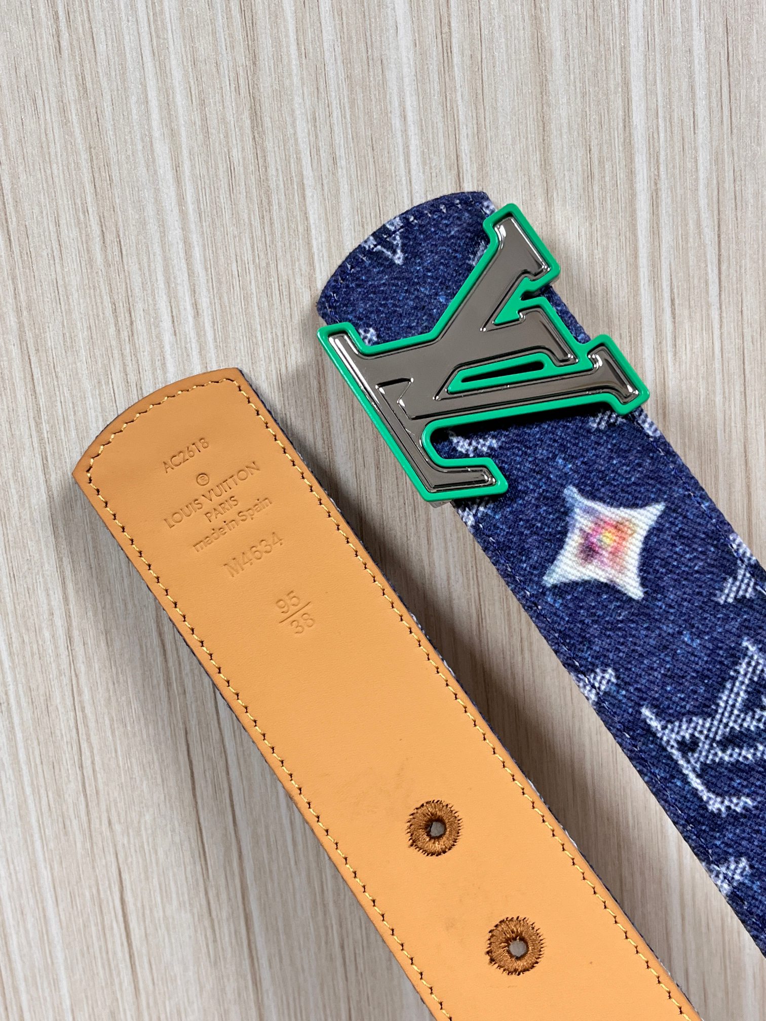 当季新款，正面：牛仔布材质，印有LV经典Monogram老花图案，并点缀彩色花卉印花，复古感拉满- 反面